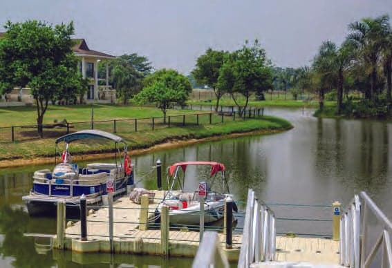 Pontoon boats at Lakowe Lakes