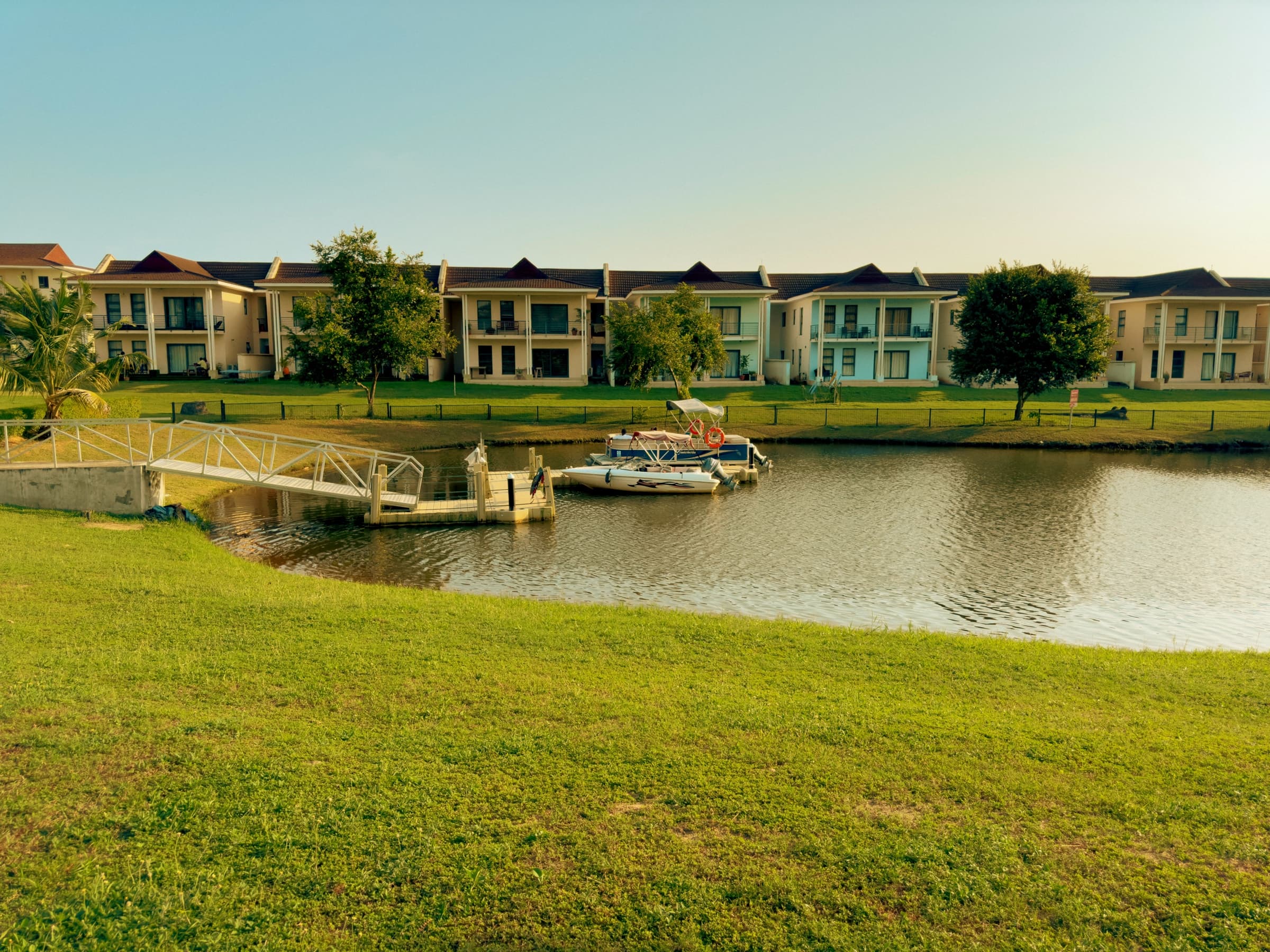 LakoweLakesLiving lakeside stay
